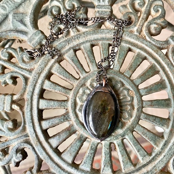 Snake bone and labradorite necklace - Picture 5 of 6